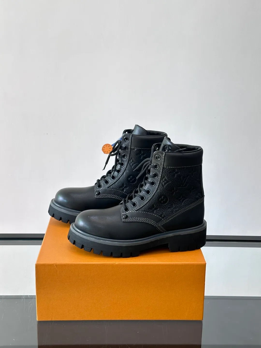 [L Home] Top P: 920💰 Size: 39-44 (45 can be customized) LOUIS VUITTON Louis Vuitton ss25 LV Donkey brand new thick-soled lace-up big-toe shoes men's casual shoes high-top short boots. These boots are crafted from top-grain calf leather for a lightweight and comfortable fit. The thick EVA outsole is embellished with eye-catching ridges, and the trendy attitude of being both strong and soft makes it an everyday choice. ✔Upper: imported first-layer cowhide ✔Lining: cowhide ✔Outsole: original molded outsole